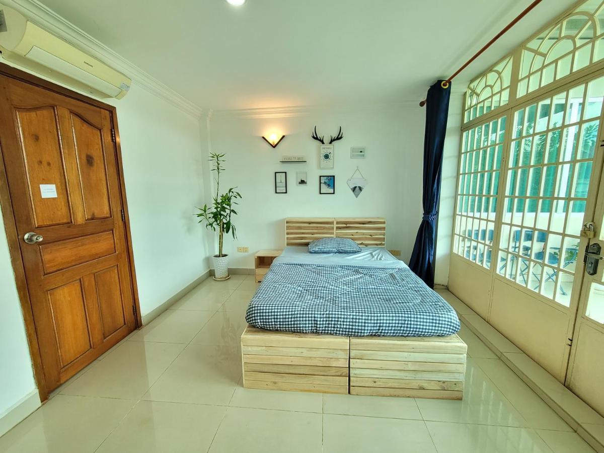 Yana House Phnom Penh Hotel Екстериор снимка