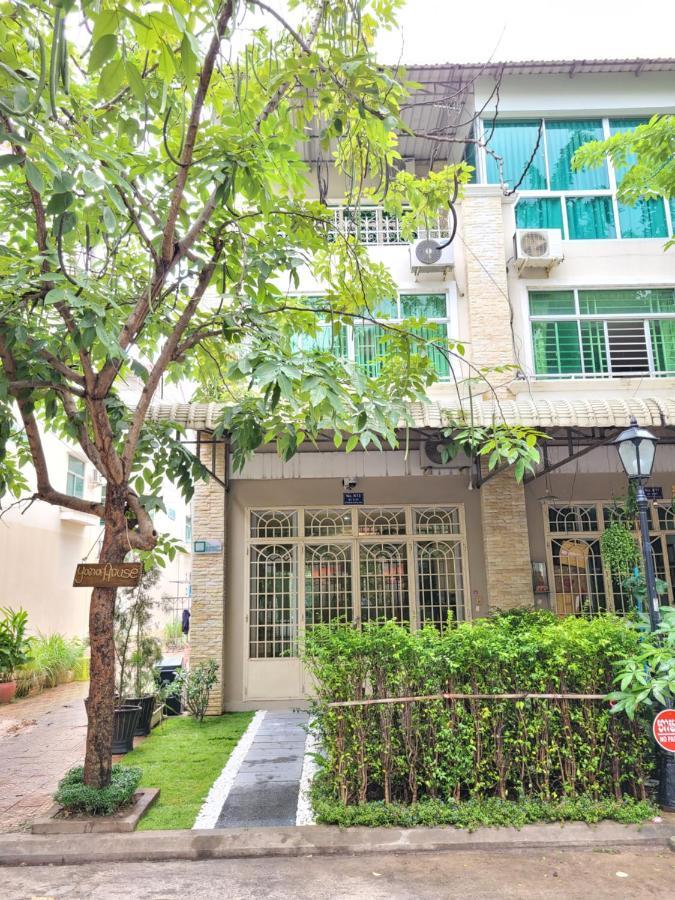 Yana House Phnom Penh Hotel Екстериор снимка