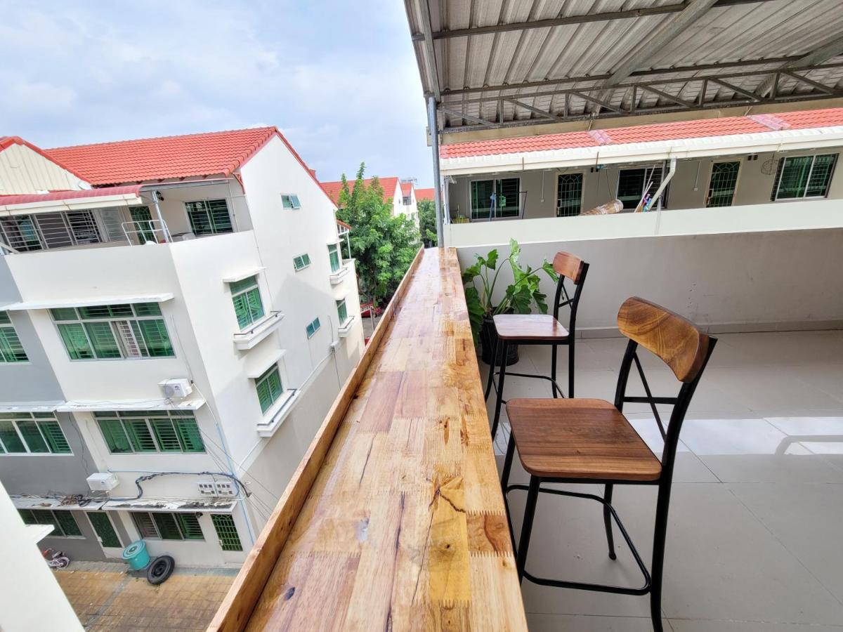 Yana House Phnom Penh Hotel Екстериор снимка