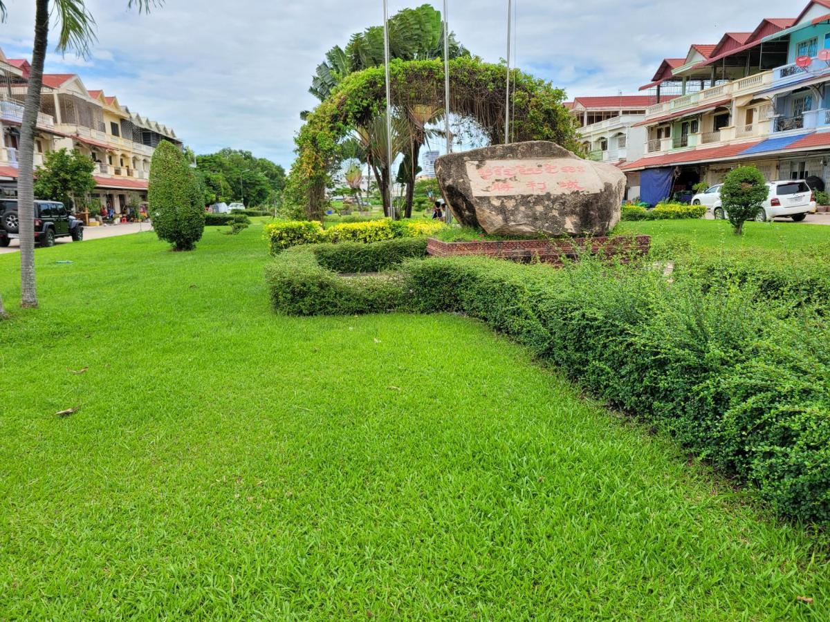 Yana House Phnom Penh Hotel Екстериор снимка