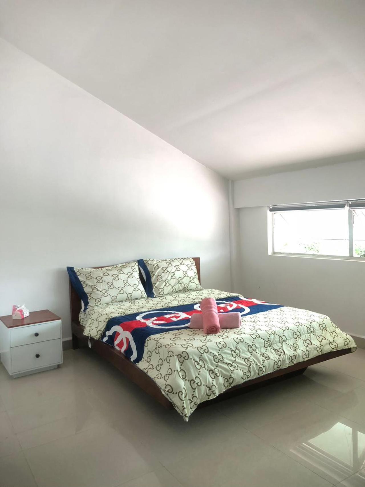 Yana House Phnom Penh Hotel Екстериор снимка
